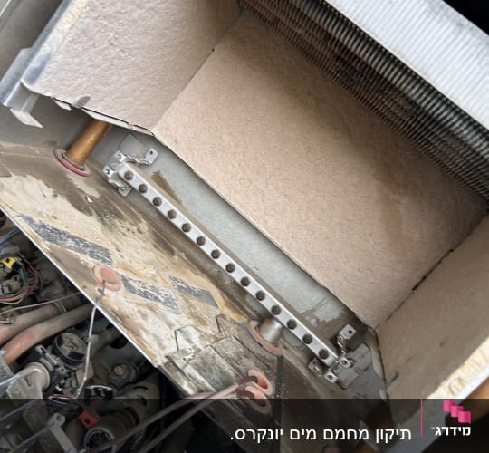 חלקים פנימיים של מערכת חימום גז עם צינורות ונחושת